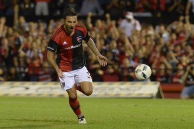 Scocco inicia el festejo tras su gol de penal en el segundo tiempo.