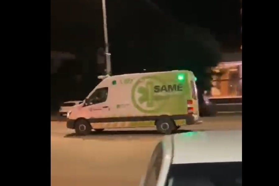 El SAME trasladó a los jóvenes al Hospital de Pinamar. Imagen: captura video.