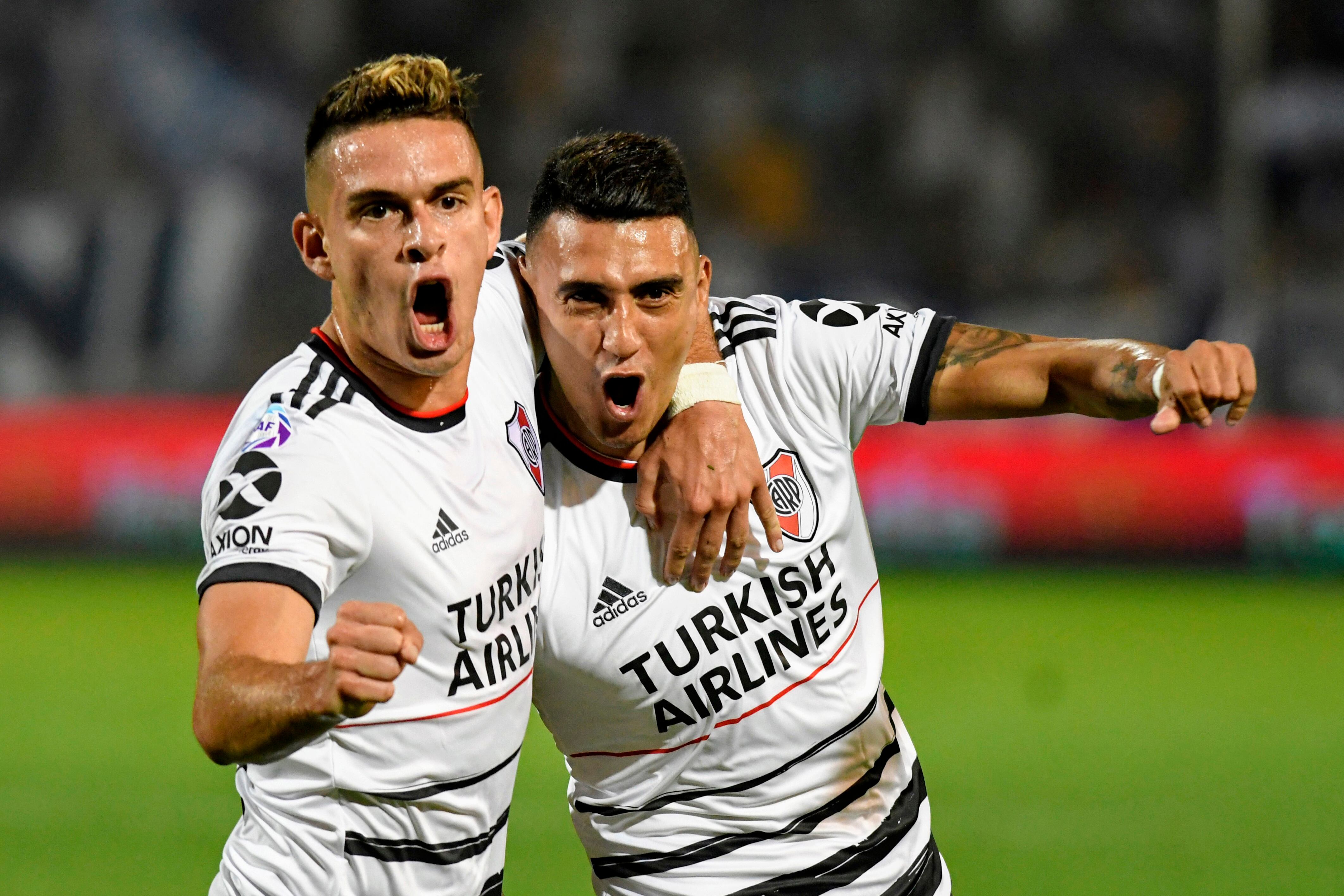 Borré y Suárez festejan la apertura del marcador.