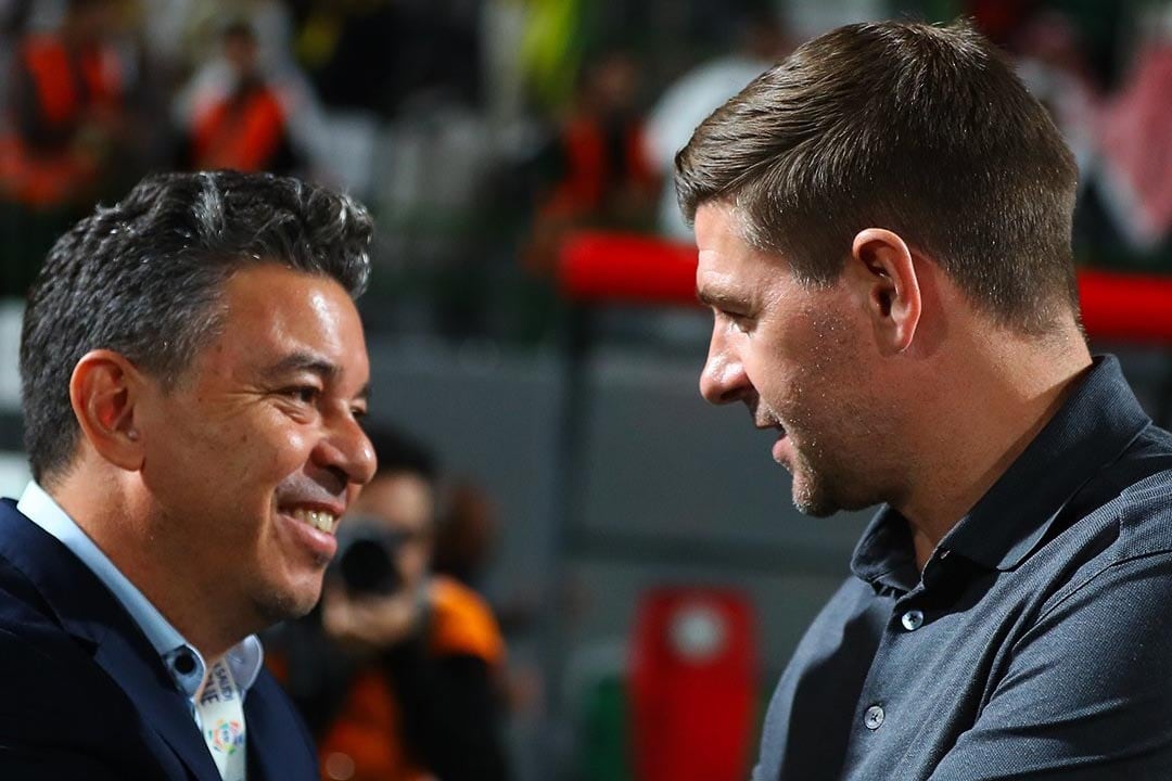 Marcelo Gallardo se saluda con el inglés Steven Gerrard, DT del equipo rival