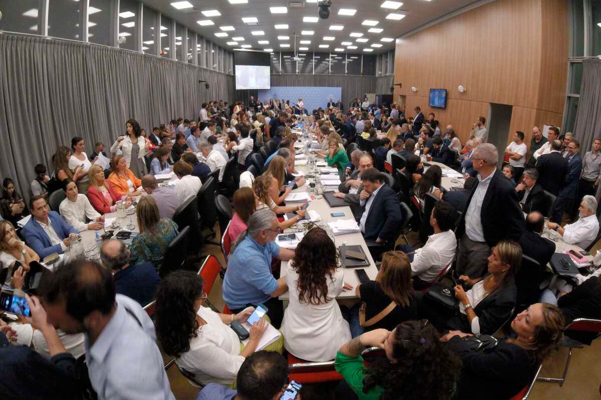 El plenario de comisiones de Diputados trataba el proyecto de Ley Ómnibus.