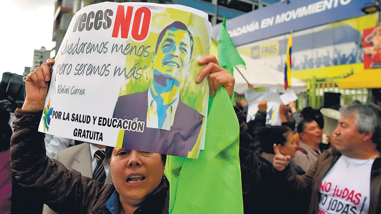 Seguidores de Correa marchan en la zona más acomodada de Quito.