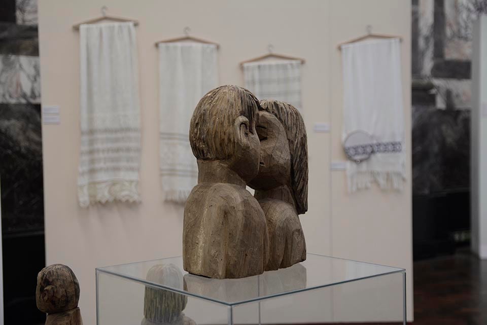 José y Gabriel Escobar: "Beso", talla en madera, 2015.