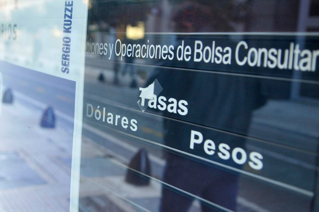 La plaza financiera estuvo poco activa porque los bancos evitaban tomar operaciones.