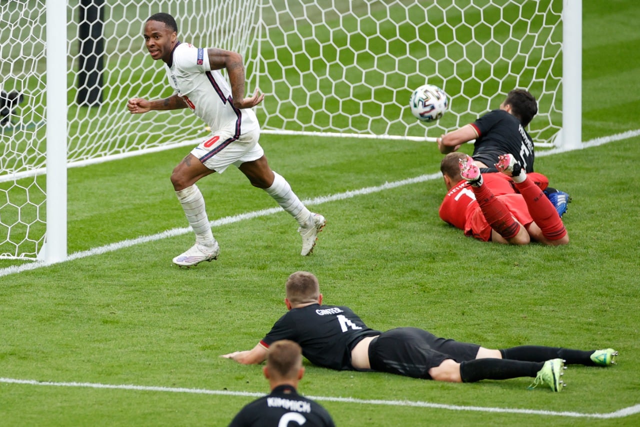 Sterling festeja su grito, el 1-0 en Wembley