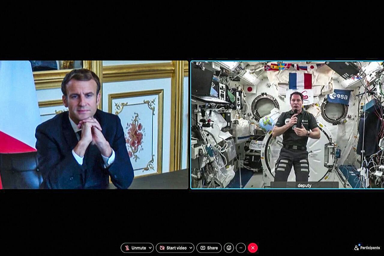 Un momento del diálogo entre Macron y Pesquet.