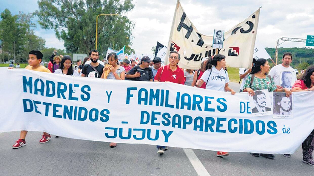 “Es importante tener memoria, enseñar la verdad y siempre luchar por la justicia”, escribieron las docentes.