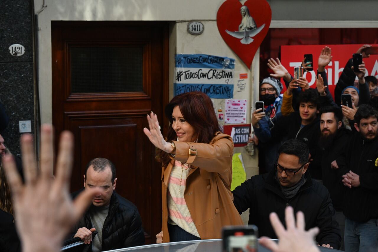 Cristina Kirchner se dirige a sus seguidores en la puerta de su casa en el mediodía del domingo.