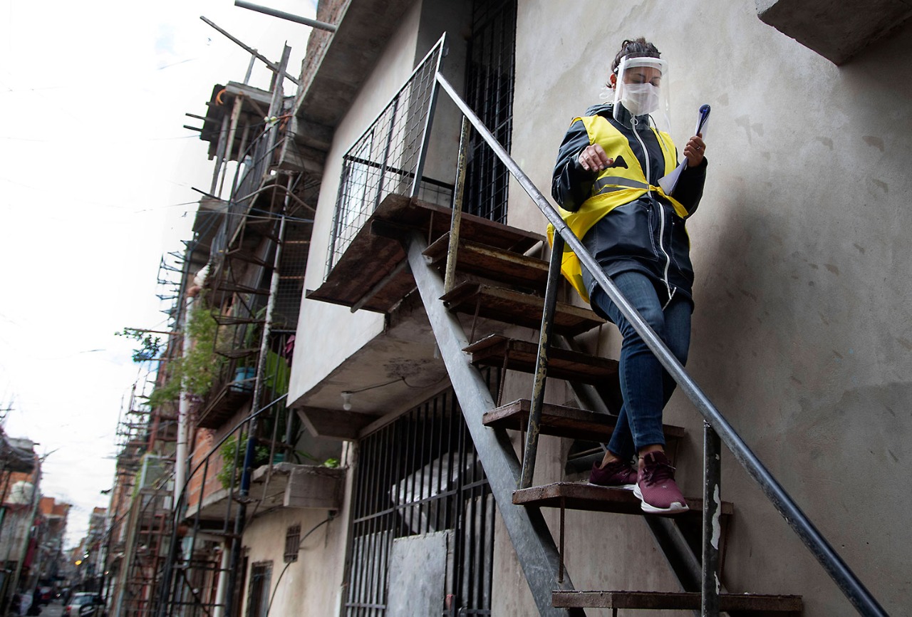 El Gobierno unificó un protocolo a seguir en todo el país para los operativos Detectar, que a partir de este lunes serán intensificados como estrategia para frenar el avance del coronavirus en los barrios populares. 