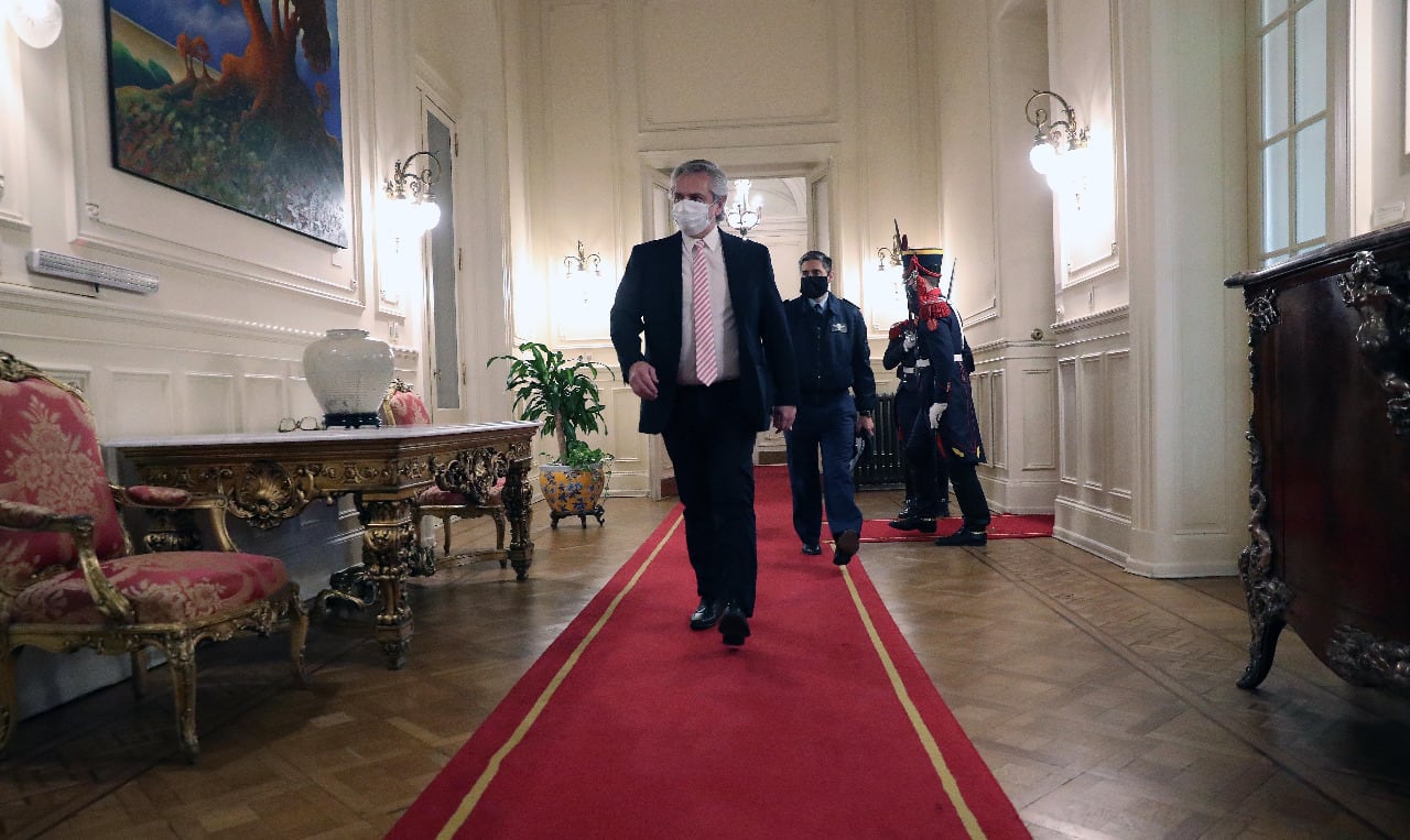 El presidente Alberto Fernández llegó a la Casa Rosada, donde hoy se reunirá con gobernadores y firmará convenios para la construcción de viviendas.