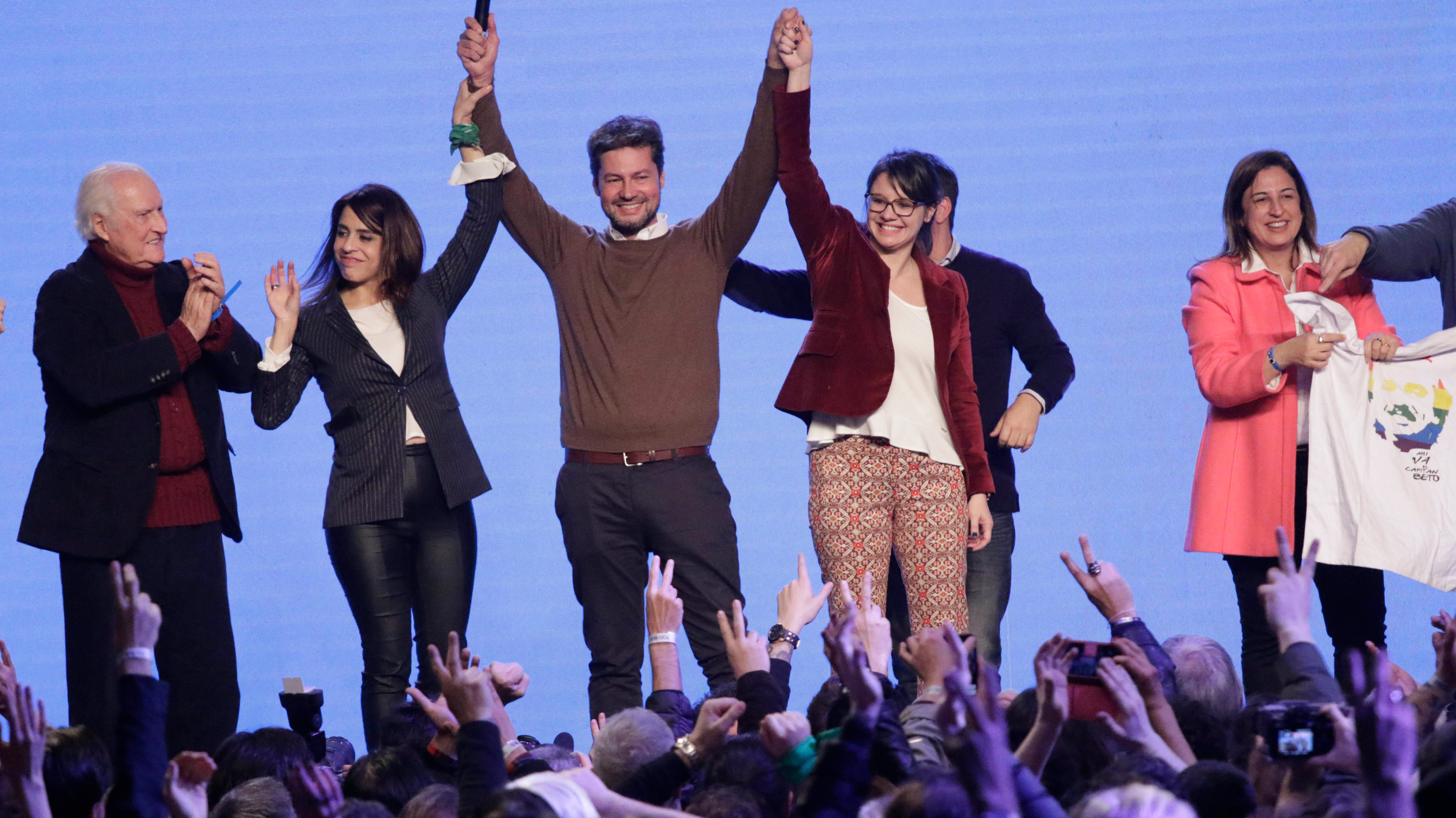Matías Lammens junto a su compañera de fórmula, Gisella Marziotta.
