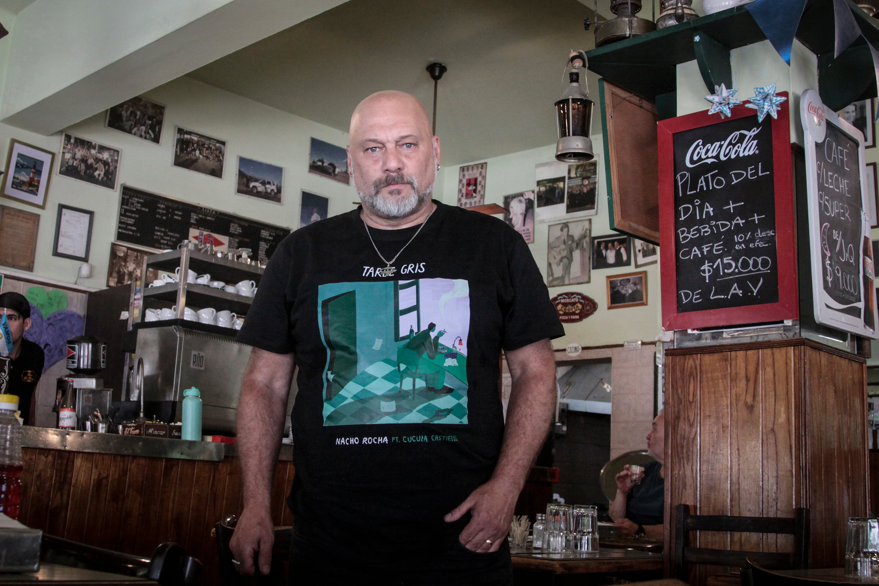 Hernán "Cucuza" Castiello en El Faro, el emblemático bar de Villa Urquiza donde juega de local. 