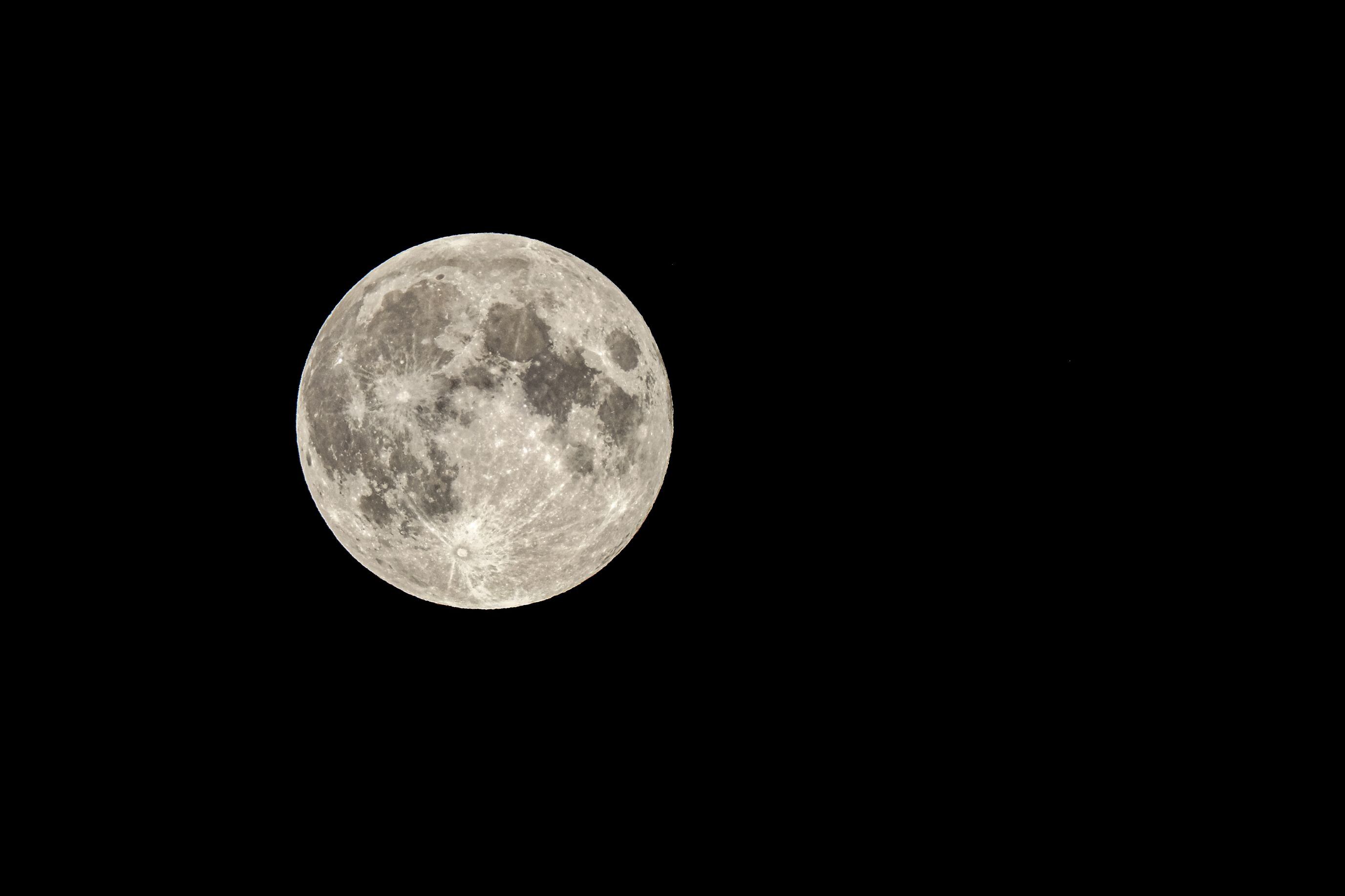 La luna llena, un evento fascinante para disfrutar. Imagen: FreePik.