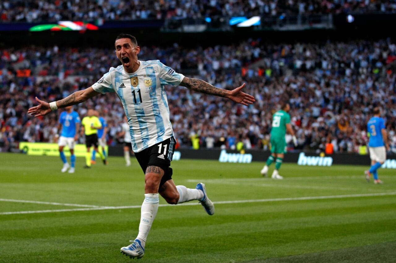 El festejo de Di María, que firmó otro gol por arriba del arquero.