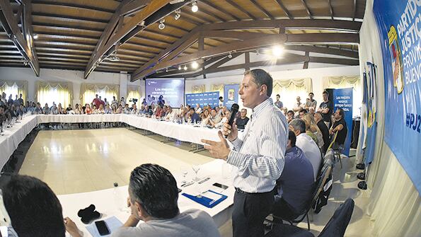 Decenas de dirigentes de toda la provincia participaron de la reunión encabezada por Fernando Grey.