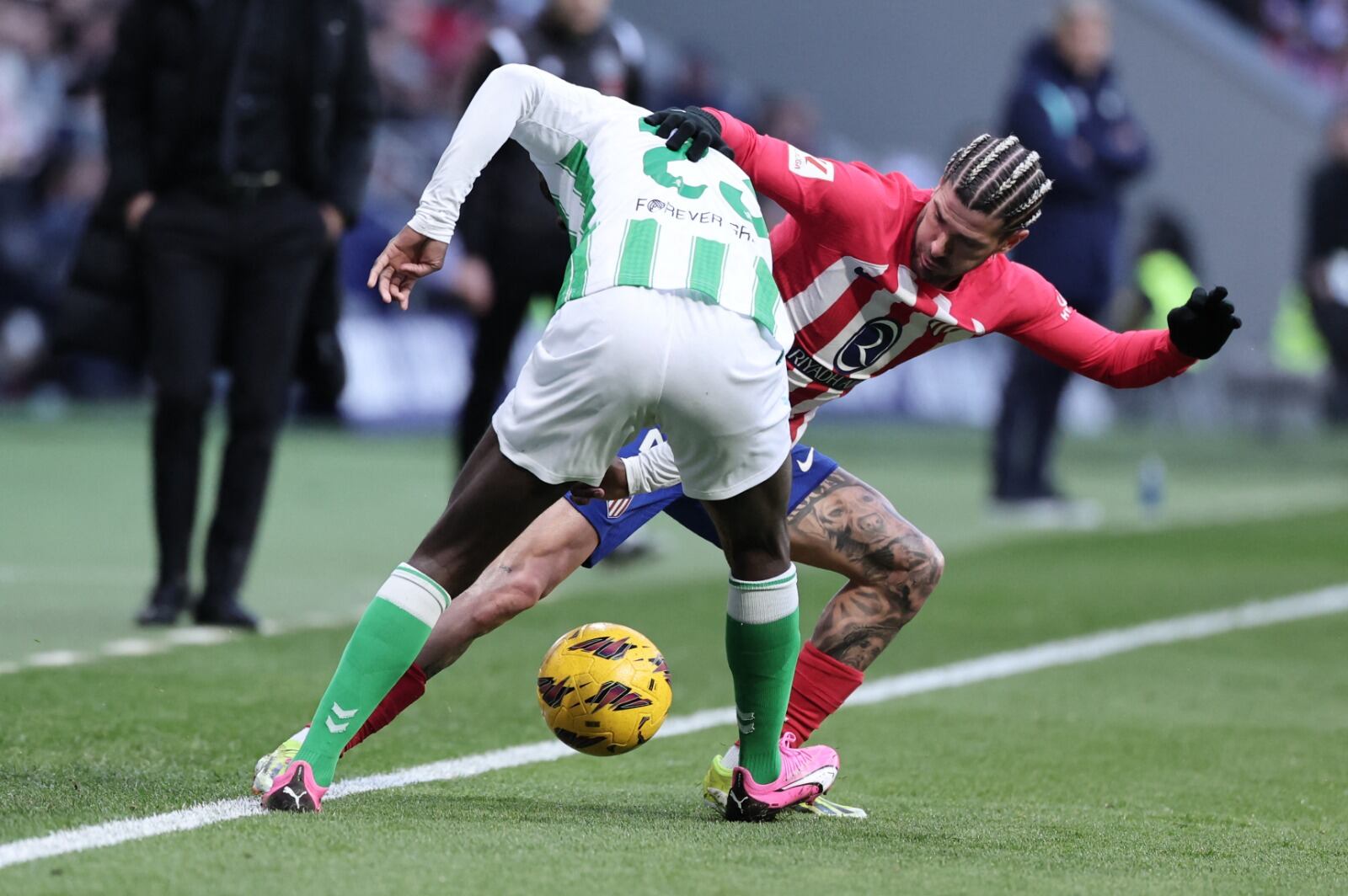 Rodrigo De Paul domina la pelota en el triunfo del Aleti como local