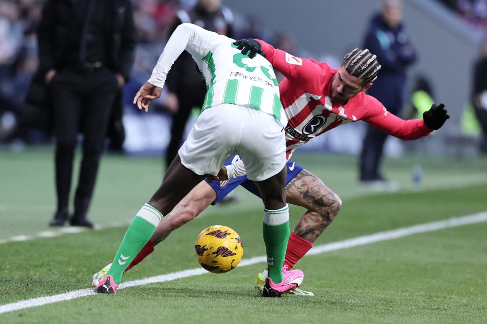 Rodrigo De Paul domina la pelota en el triunfo del Aleti como local