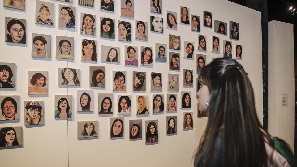 "Algún día saldré de aquí (femicidios)", con los rostros de 199 víctimas de crímenes machistas, por Fátina Pecci Carou