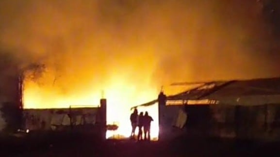 Vecinos custodiando una de las entradas de la Feria durante el incendio.