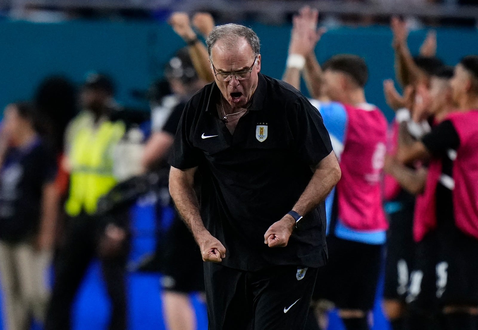 Festejo del rosariono Marcelo Bielsa, DT de la Celeste.