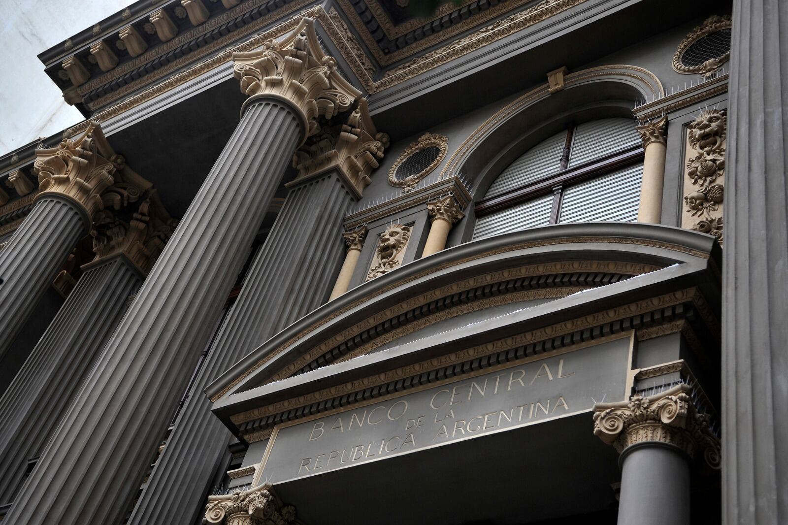 Los dólares financieros avanzaron casi 2 por ciento y terminaron en 1280 pesos.