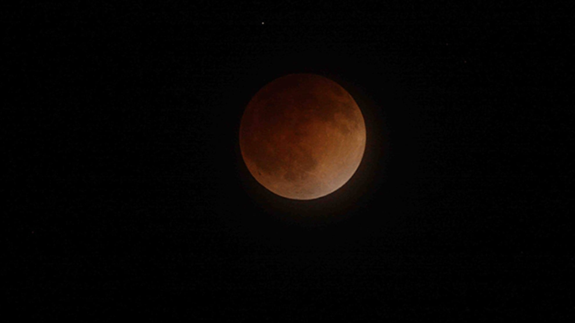 El eclipse lunar coincidió con el fenómeno de Luna de sangre en mayo 2022. 