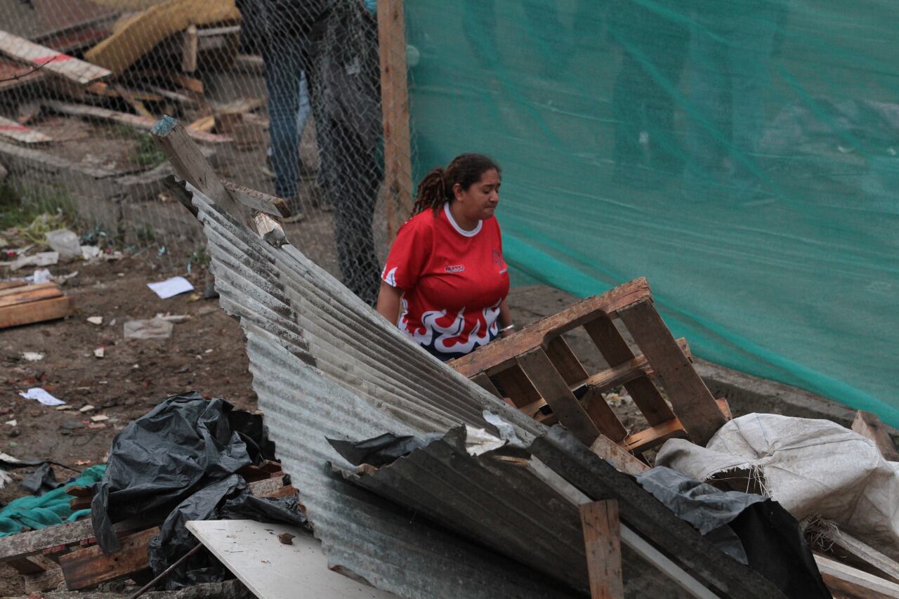 Una escena de la Policía de la Ciudad cuando entró a la Villa 31 a desalojar a un grupo de mujeres, niñas y niños: desarmaron sus casillas y pasaron con una topadora.
