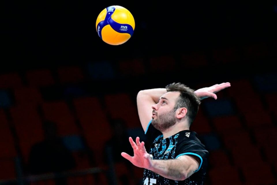 De Cecco mira la pelota