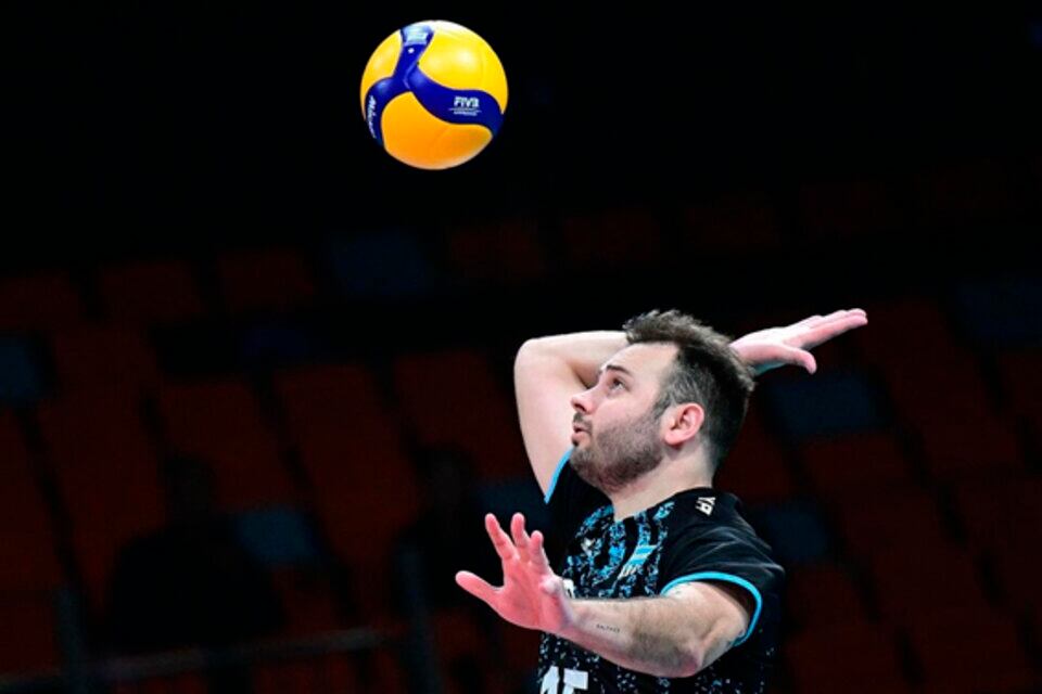 De Cecco mira la pelota