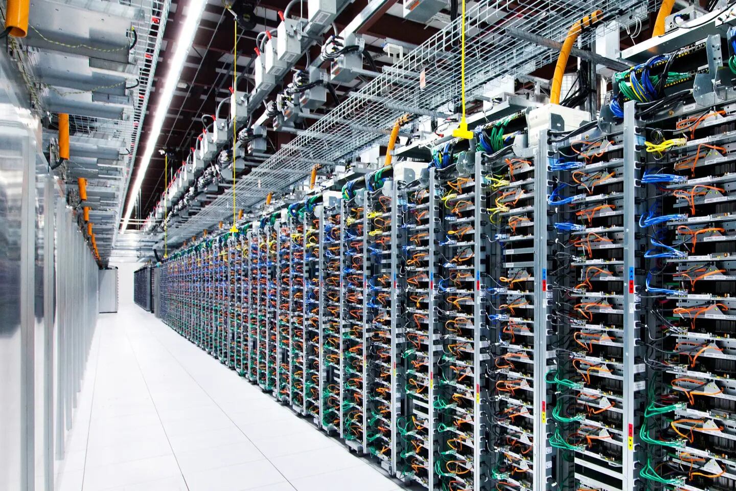 Los racks con servidores que acumulan bits.