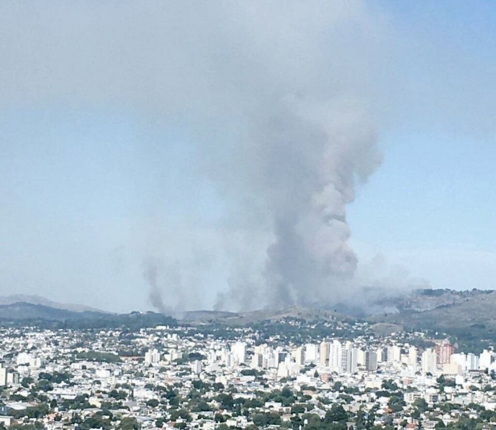 El humo es visible desde la ciudad. 