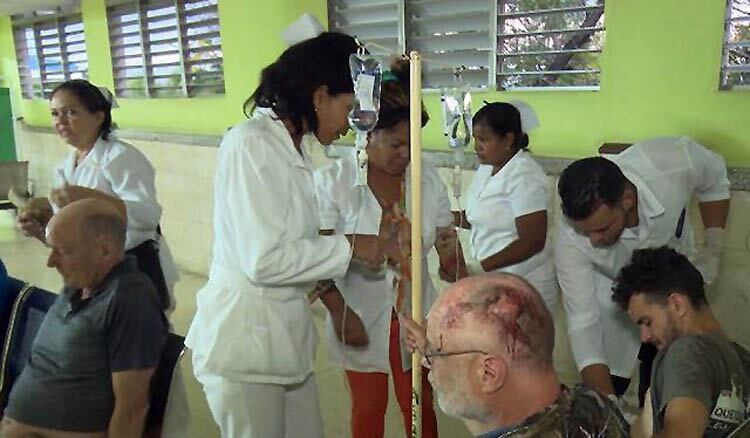 Médicos cubanos atienden a los heridos después del accidente.
