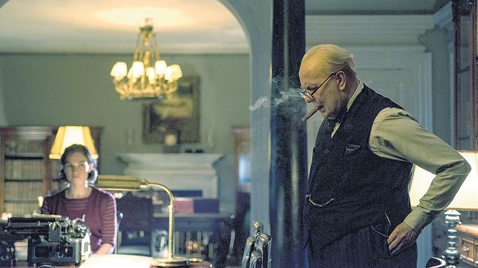 Bajo varias capas de maquillaje, Oldman resucita la forma de hablar y de moverse de Churchill.
