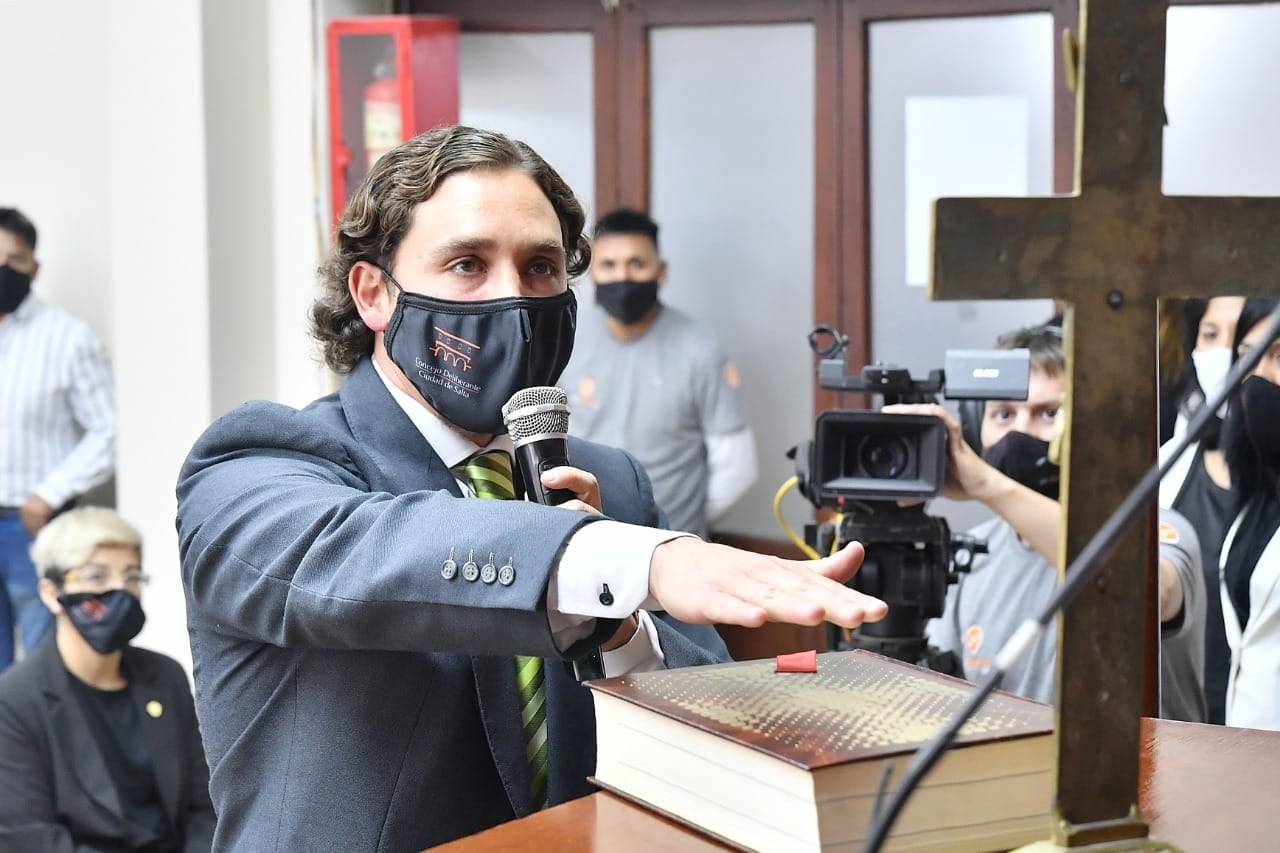 Nicolás Kripper jurando como concejal