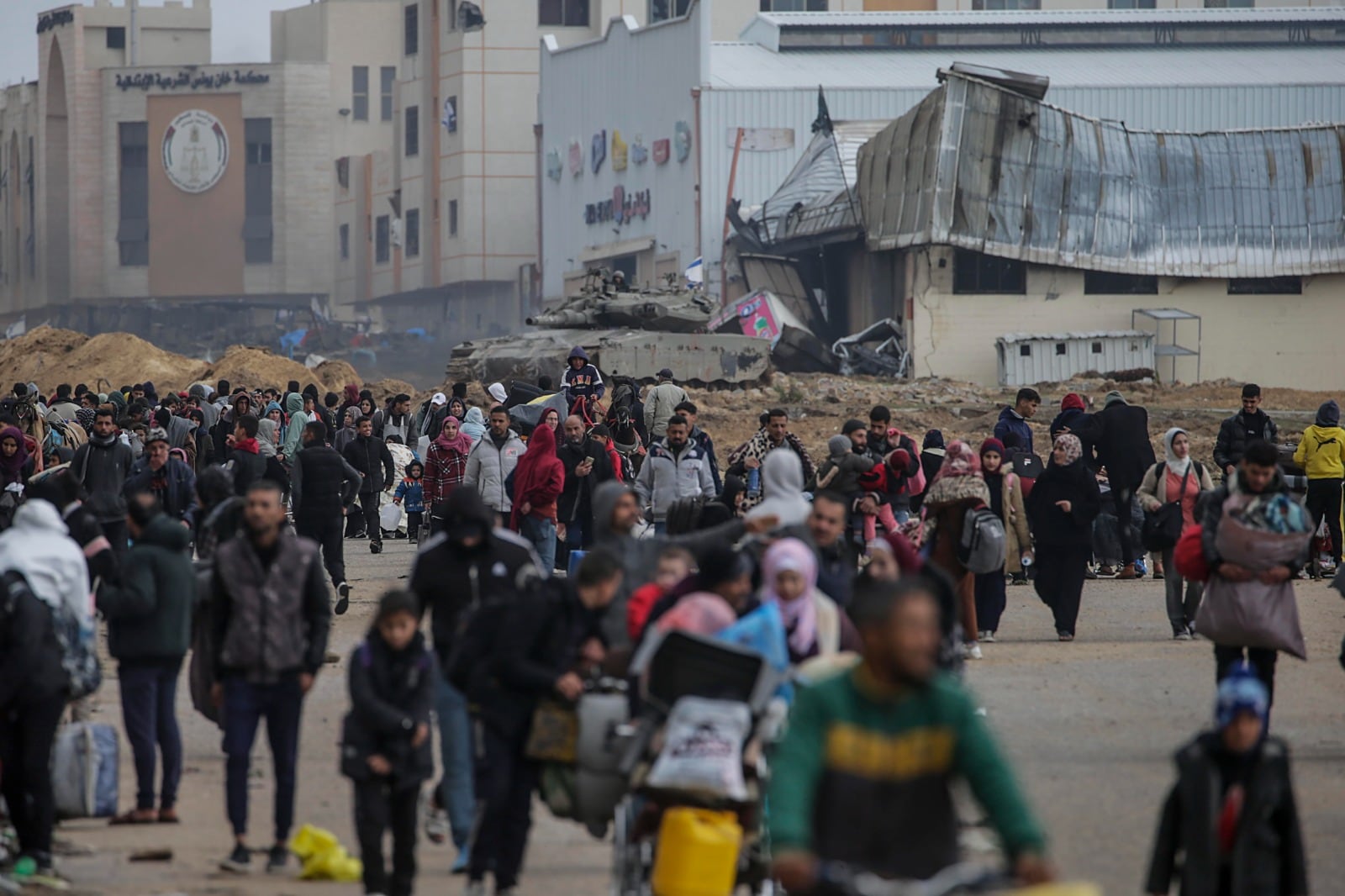 Civiles frente a los tanques en Yan Yunis.