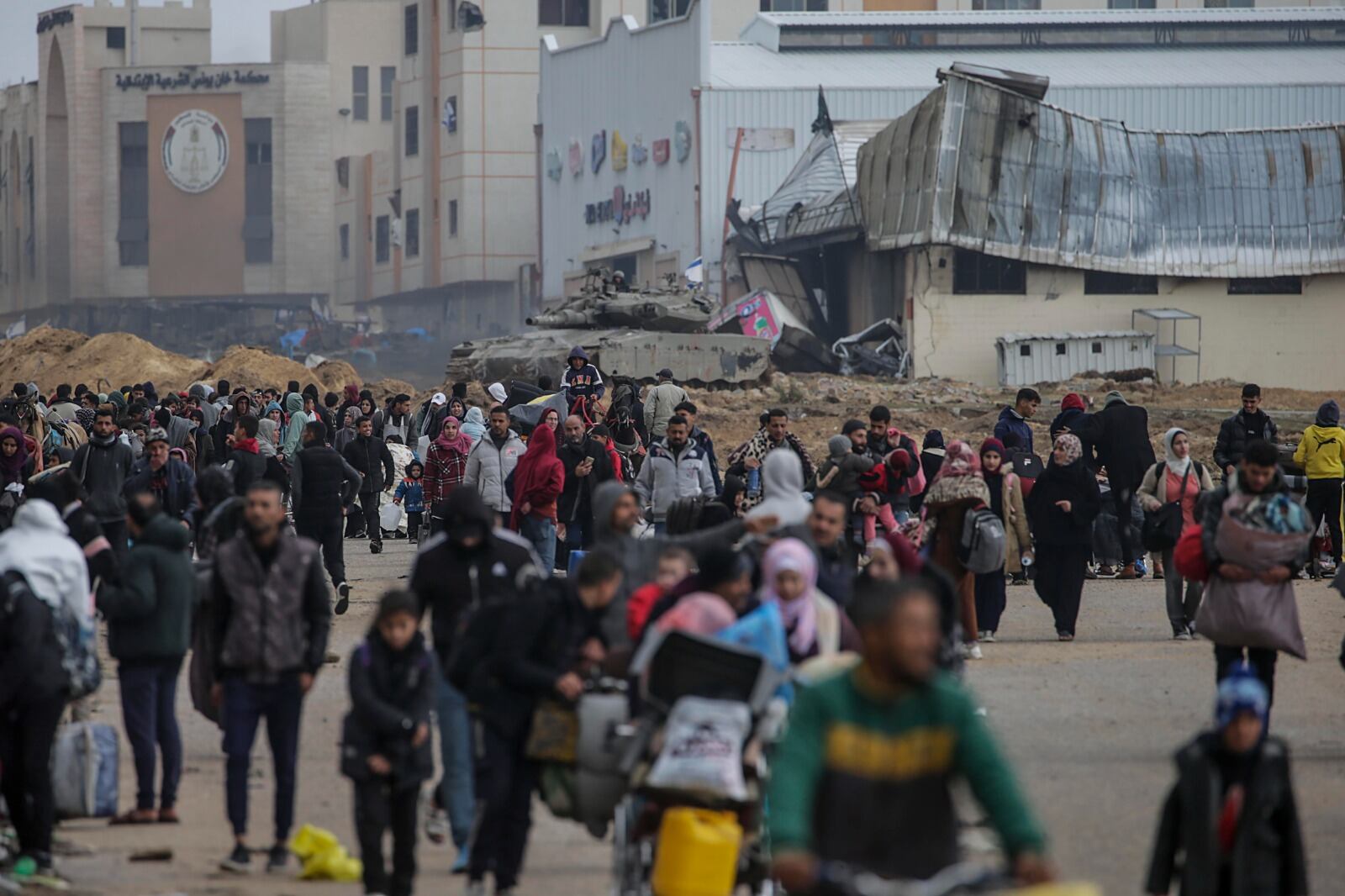 Civiles frente a los tanques en Yan Yunis.