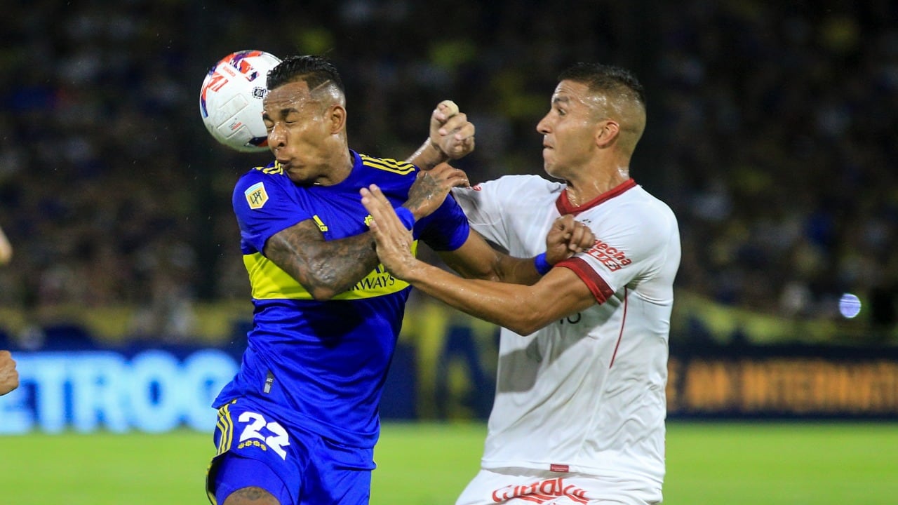 Villa e Ibáñez luchan por la pelota en el medio