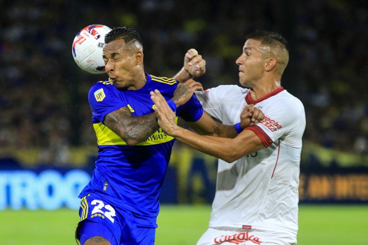 Villa e Ibáñez luchan por la pelota en el medio