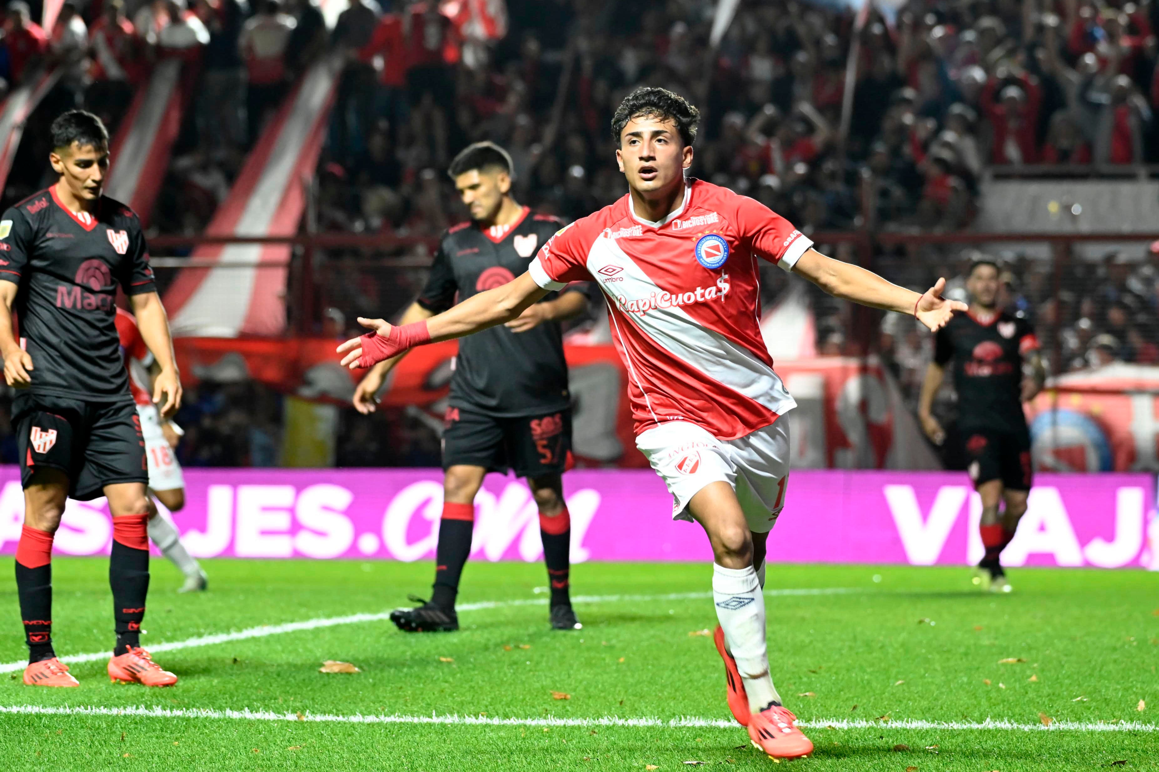 Herrera celebra el segundo gol, luego de una jugada colectiva con el sello de este Argentinos