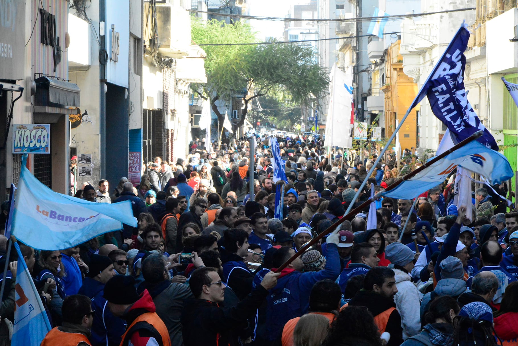 Los gremios descreen del bono y reclaman recomposición salarial.