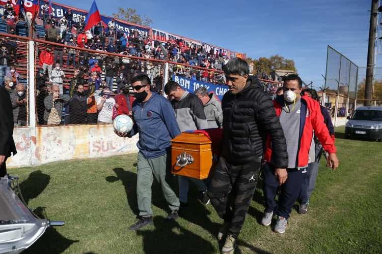 El féretro ingresa al estadio en medio una ovación.