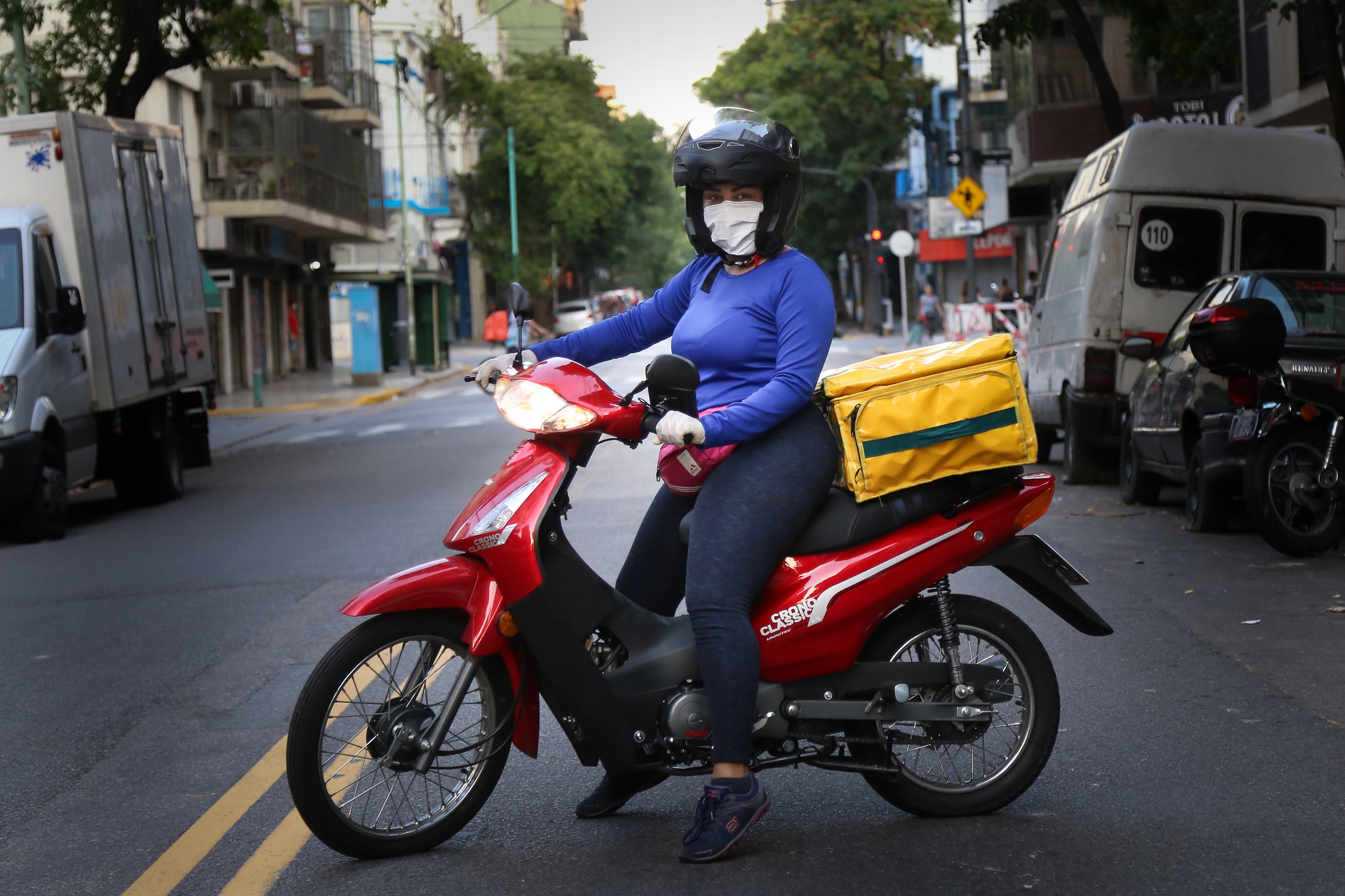 Leonet, 22: "No tengo miedo, trato de cuidarme y prevenir. Lo hago porque necesito trabajar, no porque quiera, preferiria estar en mi casa cuidándome."