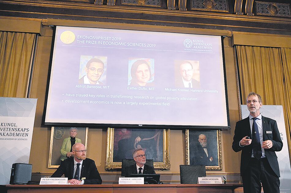 Abhijit Banerjee, Esther Duflo y Michael Kremer, los galardonados con el Premio Nobel de Economía 2019.