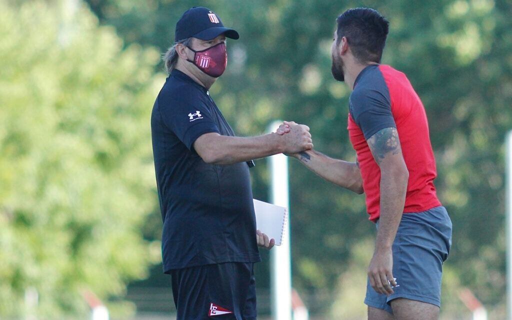 Zielinski se saluda con Andújar, todo un referente pincha.
