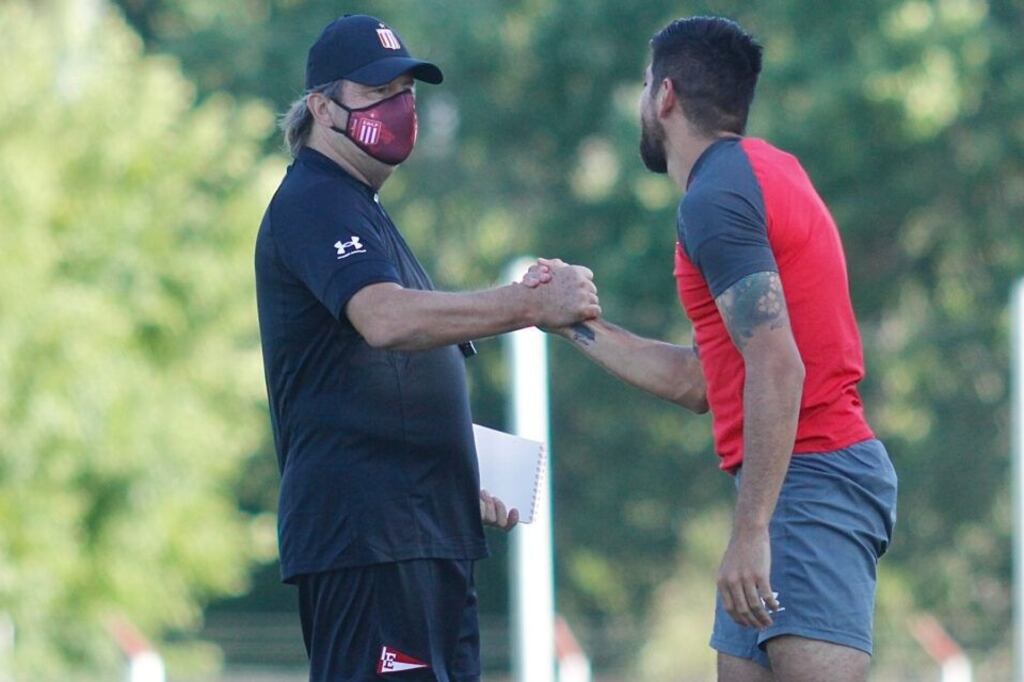 Zielinski se saluda con Andújar, todo un referente pincha.