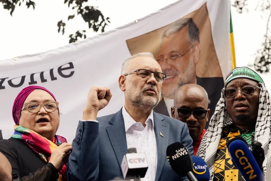 El ex embajador de Sudáfrica en los Estados Unidos, Ebrahim Rasool, se dirige a sus partidarios a su llegada al aeropuerto internacional de Ciudad del Cabo. Imagen: Gianluigi Guercia.