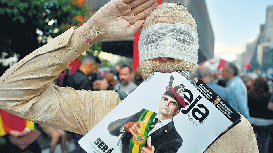 Un manifestante con los ojos vendados protesta en contra de Bolsonaro esta semana en San Pablo.