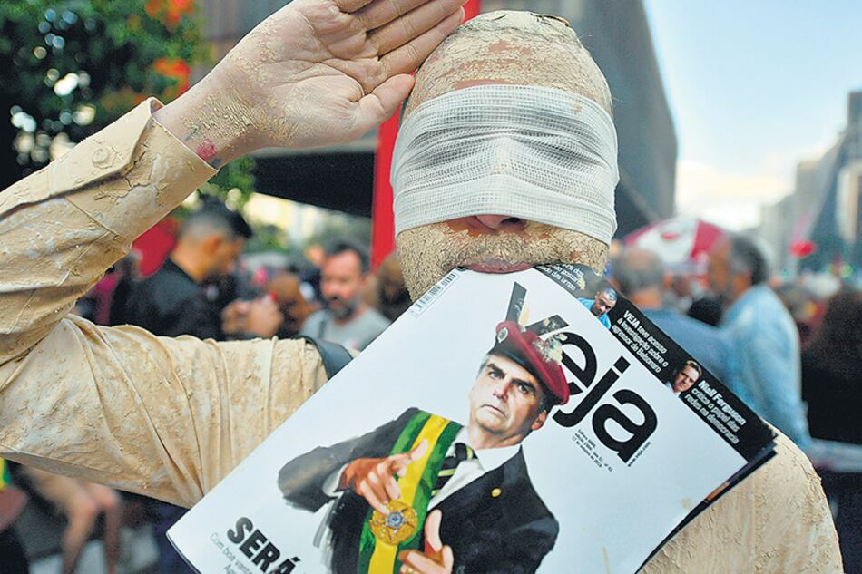 Un manifestante con los ojos vendados protesta en contra de Bolsonaro esta semana en San Pablo.