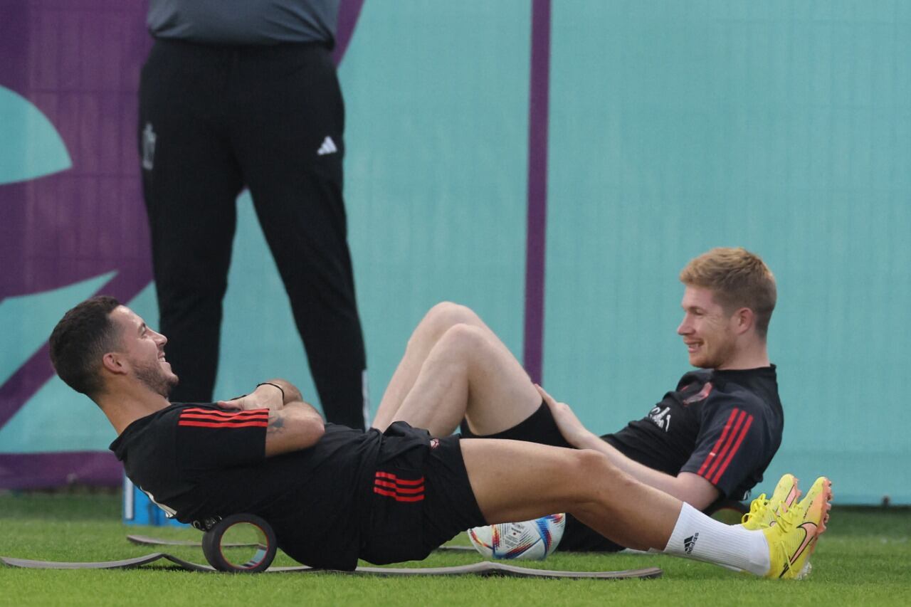 De Bruyne, atrás, se tensó con Hazard.