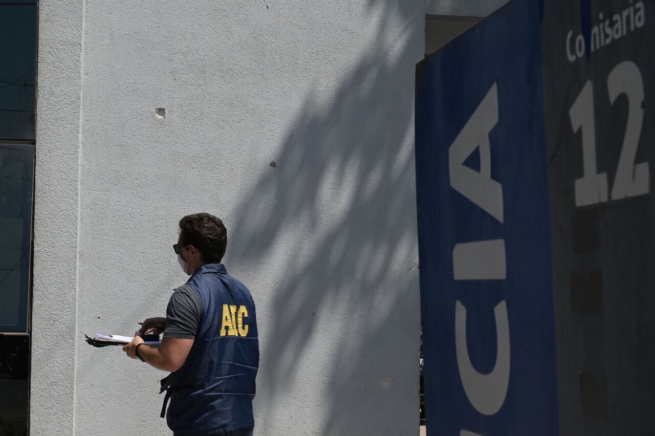 El frente de la Comisaría 12ª, con impactos de bala en el frente. 